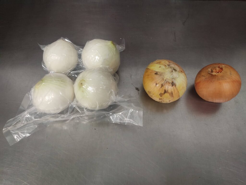 左から真空むき玉葱（中国産）、新玉葱（佐賀産）、玉葱（北海道産）
